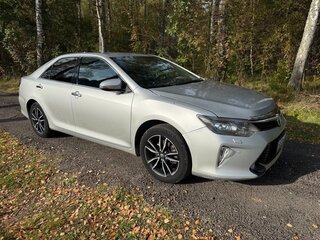 2017 Toyota Camry VII (XV50) Рестайлинг 2, серебристый, 2150000 рублей, вид 4