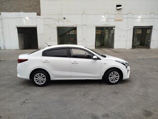 2021 Kia Rio IV Рестайлинг, белый, 1700000 рублей, вид 2