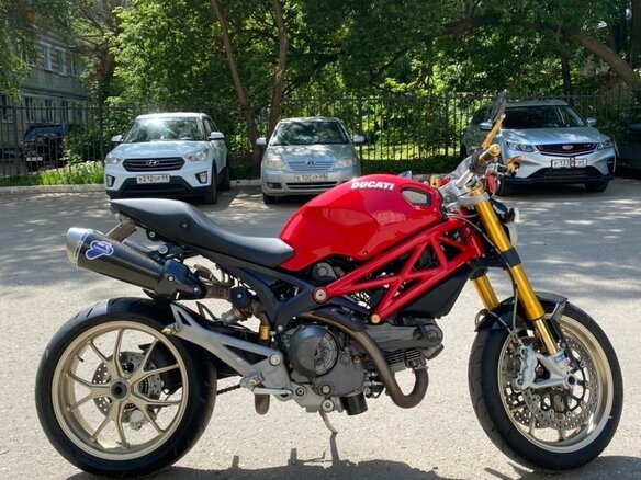 2010 Ducati Monster 1100, красный - вид 2