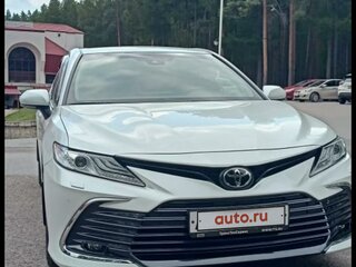 2021 Toyota Camry VIII (XV70) Рестайлинг, белый, 4555000 рублей, вид 4