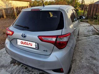 2017 Toyota Vitz III (XP130) Рестайлинг 2, серебристый, 1000000 рублей, вид 3