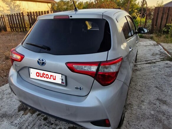 2017 Toyota Vitz III (XP130) Рестайлинг 2, серебристый, 1000000 рублей - вид 2