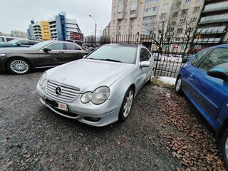 2005 Mercedes-Benz C-Класс 230 II (W203) Рестайлинг, серебристый, 1000000 рублей, вид 3