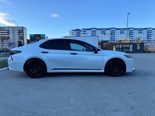 2018 Toyota Camry VIII (XV70), белый, 3200000 рублей, вид 3