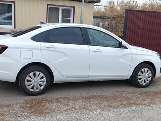 2024 Lada (ВАЗ) Vesta I Рестайлинг (NG), белый, 1550000 рублей, вид 2