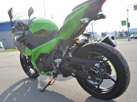 2023 Kawasaki Ninja 400, зелёный, 680000 рублей, вид 4