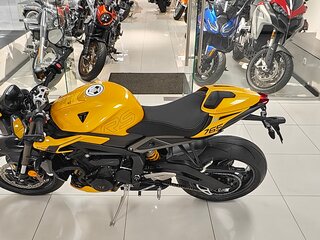 2025 Triumph Street Triple, жёлтый, 1550000 рублей, вид 2