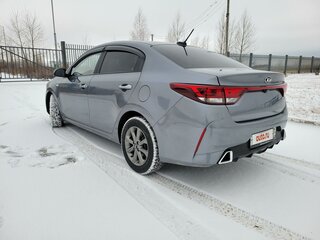 2021 Kia Rio IV Рестайлинг, серый, 1550000 рублей, вид 3