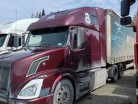 2005 Volvo VNL, пурпурный, 2700000 рублей, вид 3
