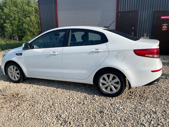 2017 Kia Rio III Рестайлинг, белый, 1100000 рублей - вид 4
