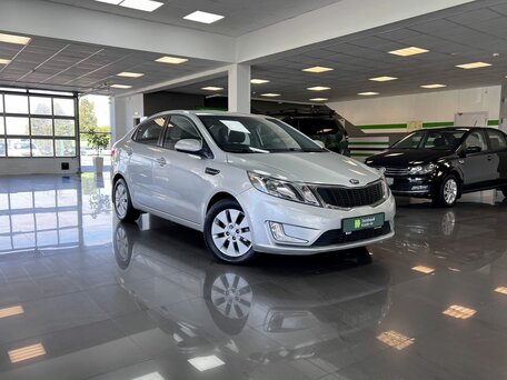2015 Kia Rio 6-speed III, серебристый, 1045000 рублей, вид 5