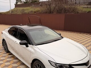 2021 Toyota Camry VIII (XV70) Рестайлинг, белый, 3000000 рублей, вид 1