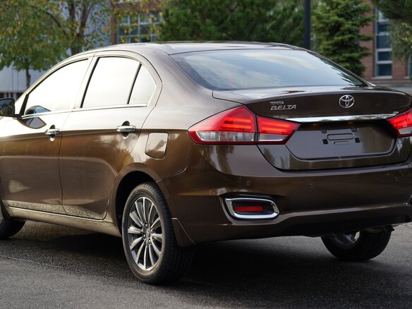 2022 Toyota Belta II, коричневый, 1990000 рублей - вид 6