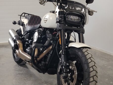 2018 Harley-Davidson Fat Bob, белый, 1449000 рублей, вид 3