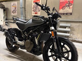 2021 Husqvarna Svartpilen 401, серый, 448000 рублей, вид 2