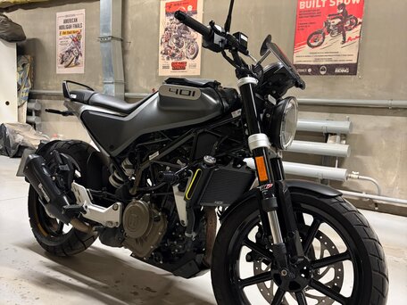 2021 Husqvarna Svartpilen 401, серый, 448000 рублей, вид 2