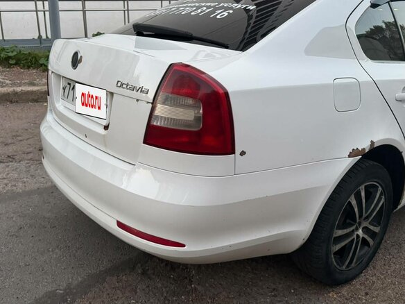 2010 Skoda Octavia II (A5) Рестайлинг, белый, 450000 рублей - вид 3