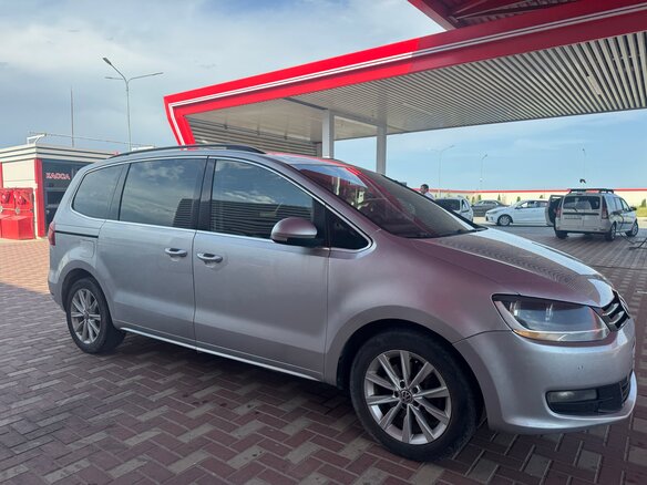 2010 Volkswagen Sharan II, серебристый, 1150000 рублей - вид 2