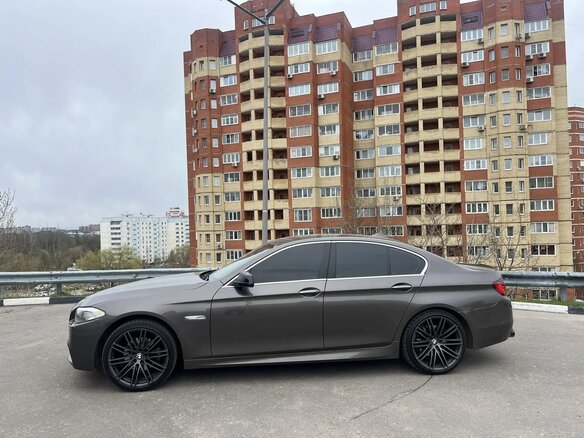 2013 BMW 5 серии 520i VI (F10/F11/F07), коричневый, 1500000 рублей - вид 3