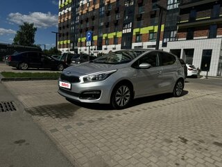 2018 Kia Ceed II Рестайлинг, серебристый, 1010000 рублей, вид 1