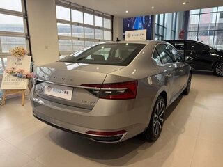 2022 Skoda Superb III Рестайлинг, серебристый, 1750000 рублей, вид 4
