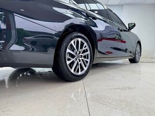 2025 Lexus ES 200 VII Рестайлинг 2, чёрный, 4040202 рублей, вид 4