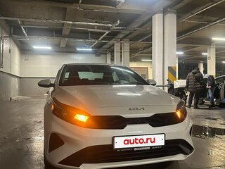 2021 Kia Forte III Рестайлинг, белый, 1900000 рублей, вид 3