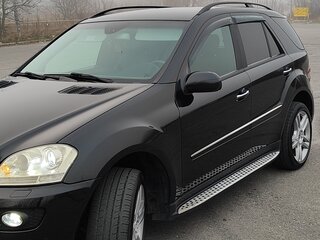 2005 Mercedes-Benz M-Класс 320 II (W164), чёрный, 950000 рублей, вид 2