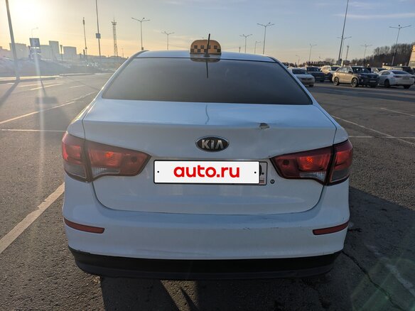 2016 Kia Rio III Рестайлинг, белый, 500000 рублей - вид 3