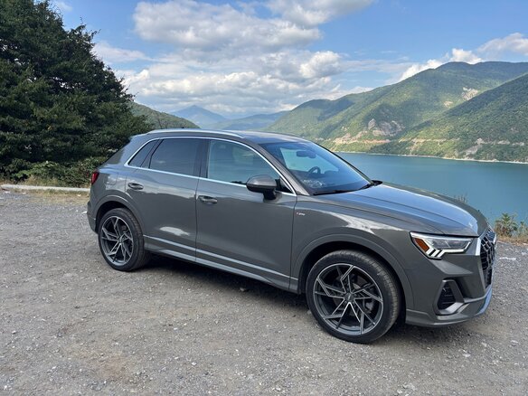 2022 Audi Q3 45 TFSI II (F3), серебристый, 3950000 рублей