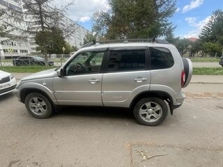 2012 Chevrolet Niva I Рестайлинг, серебристый, 410000 рублей, вид 4