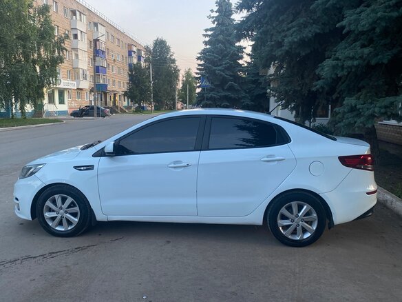 2016 Kia Rio III Рестайлинг, белый, 805000 рублей - вид 5