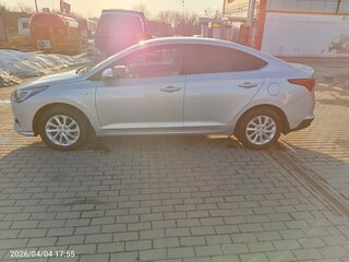 2020 Hyundai Solaris II Рестайлинг, серебристый, 1800000 рублей, вид 4