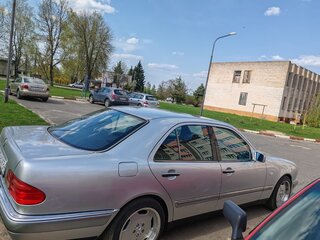 1997 Mercedes-Benz E-Класс 240 II (W210, S210), серебристый, 750000 рублей, вид 2