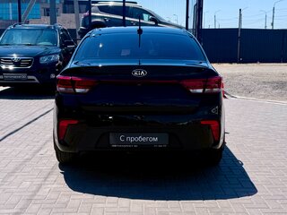 2020 Kia Rio IV, чёрный, 1469990 рублей, вид 5