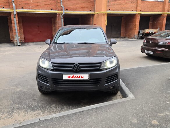 2010 Volkswagen Touareg II, чёрный - вид 1