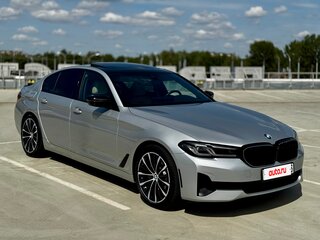 2020 BMW 5 серии 530i xDrive VII (G30/G31/G38) Рестайлинг, серебристый, 3490000 рублей, вид 3