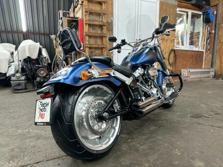 2018 Harley-Davidson Fat Boy, синий, 1990000 рублей, вид 5