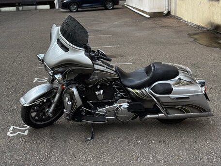 2017 Harley-Davidson Electra Glide, серебристый, 1649500 рублей, вид 4
