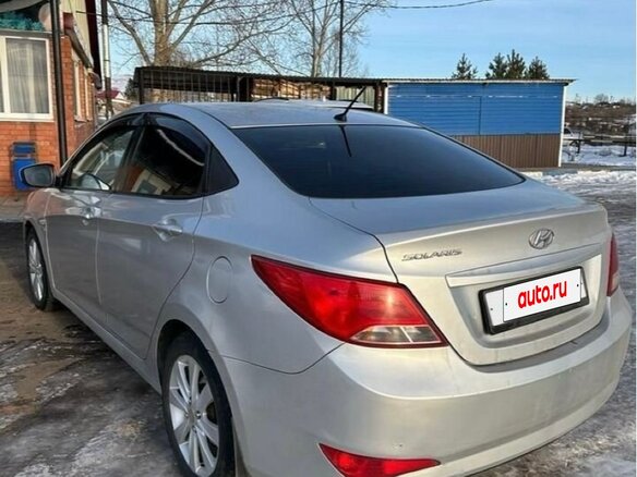 2015 Hyundai Solaris I Рестайлинг, серебристый, 750000 рублей - вид 5