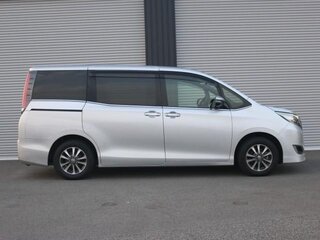 2020 Toyota Esquire I Рестайлинг, серебристый, 1968000 рублей, вид 5