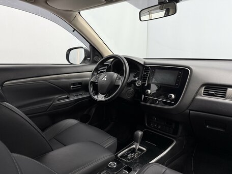 2020 Mitsubishi Outlander III Рестайлинг 3, белый, 2415000 рублей, вид 3