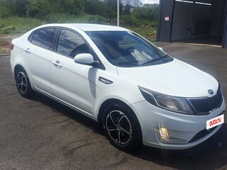 2013 Kia Rio 5-speed III, белый, 700000 рублей, вид 1