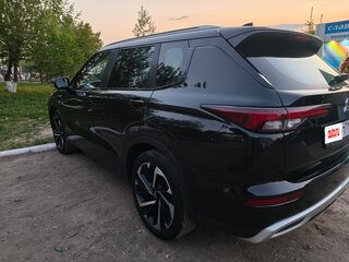 2022 Mitsubishi Outlander IV, чёрный, 3300000 рублей, вид 3