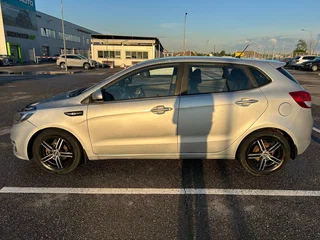 2016 Kia Rio III Рестайлинг, серебристый, 750000 рублей, вид 4