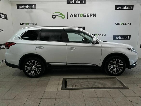 2015 Mitsubishi Outlander III Рестайлинг 2, белый - вид 3