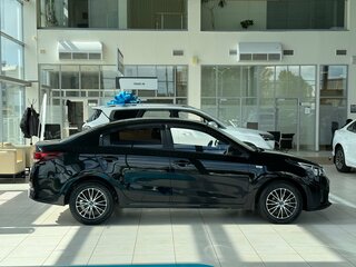 2021 Kia Rio IV Рестайлинг, чёрный, 1495000 рублей, вид 4