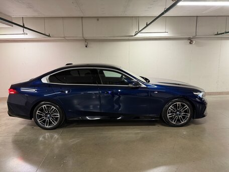 2023 BMW 5 серии 520d xDrive VIII (G60/G61/G68), синий, 6850000 рублей, вид 5
