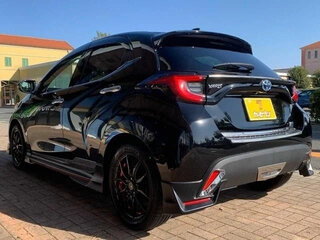 2022 Toyota Yaris IV, чёрный, 959027 рублей, вид 4