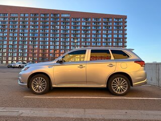 2020 Mitsubishi Outlander PHEV III Рестайлинг 3, серебристый, 4000000 рублей, вид 3